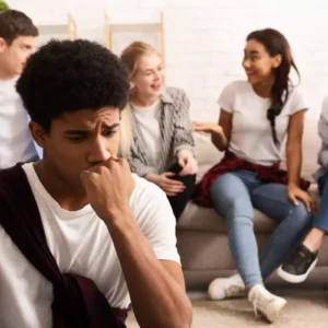 Timidez na Adolescência: Orientações para Pais